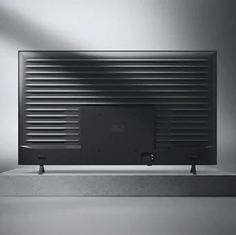 LG NANO 4K UHD AI NU85 с дизайном Linear Flow представлен в нескольких ракурсах: задняя панель показана сверху, сцена в гостиной с настенным креплением &mdash; слева внизу, а крупный план рифленой металлической задней части &mdash; справа внизу.